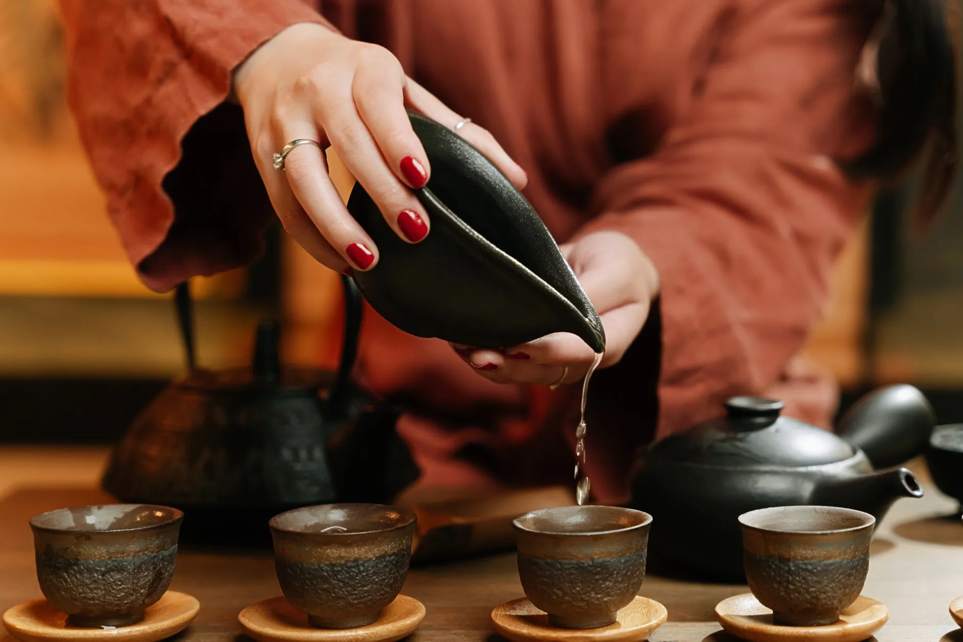 速鑫斌辊道输送机在华中物流中心的应用案例与效益分析